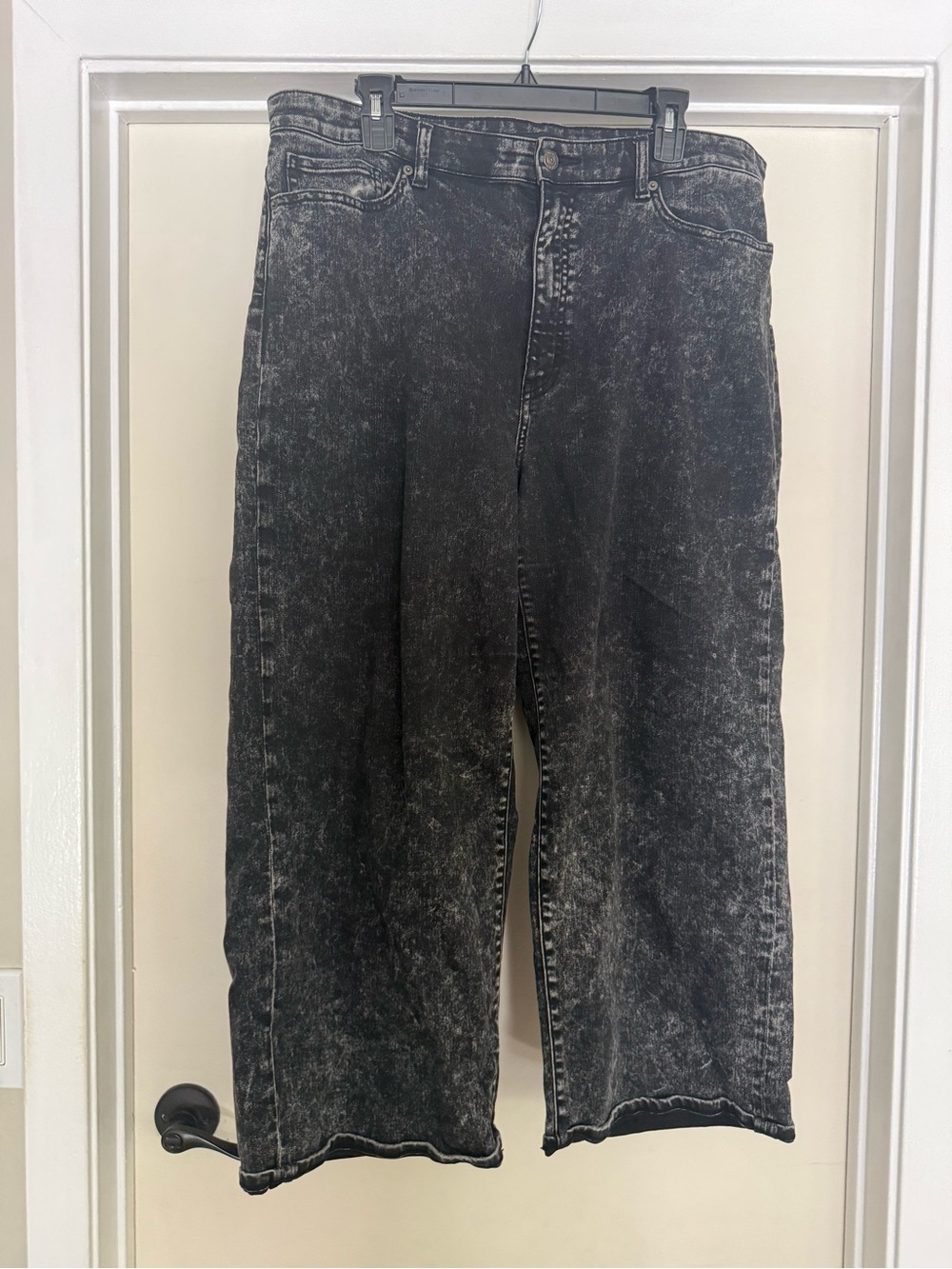 Uniqlo Womenโs Black Acid-Wash Wide Leg Capris Jeans Pants sz 36